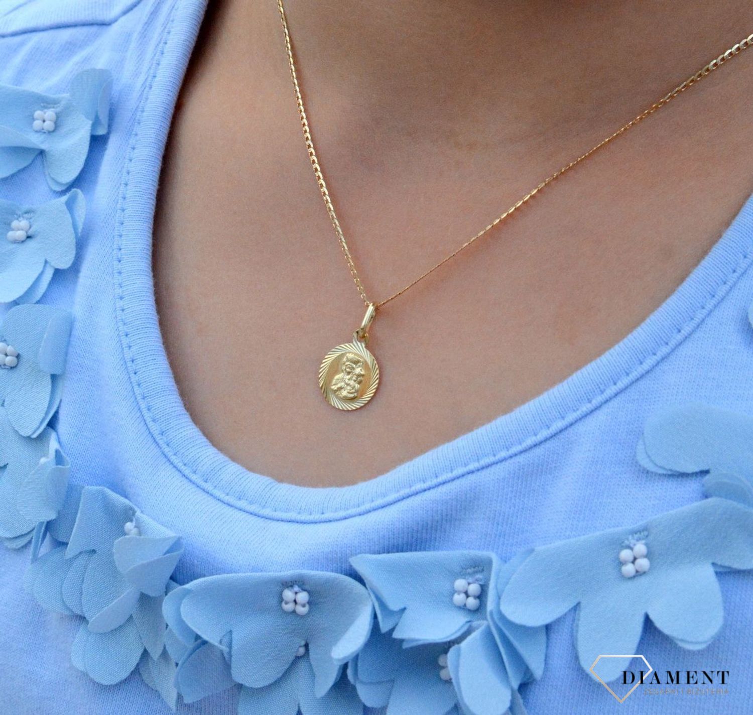 Złota zawieszka medalik okrągły Matka Boska ZA 5673 333. Medalik będący wspaniałą pamiątką i prezentem z okazji chrztu, komunii czy bierzmowania. Zawieszka wykonana ze złota próby 333. Piękna biżuteria o bogatej symbolice re.jpg